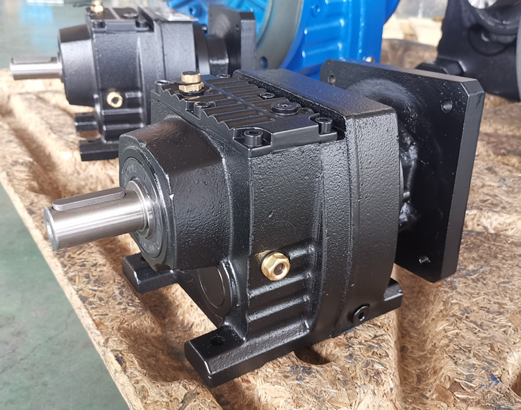 R37系列減速機的實物照片，輸入配伺服電機