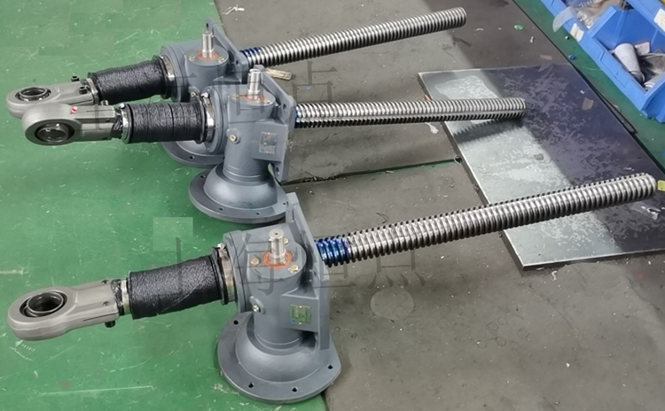 SWLD10升降機配關節軸承，配軟防護罩的實物圖